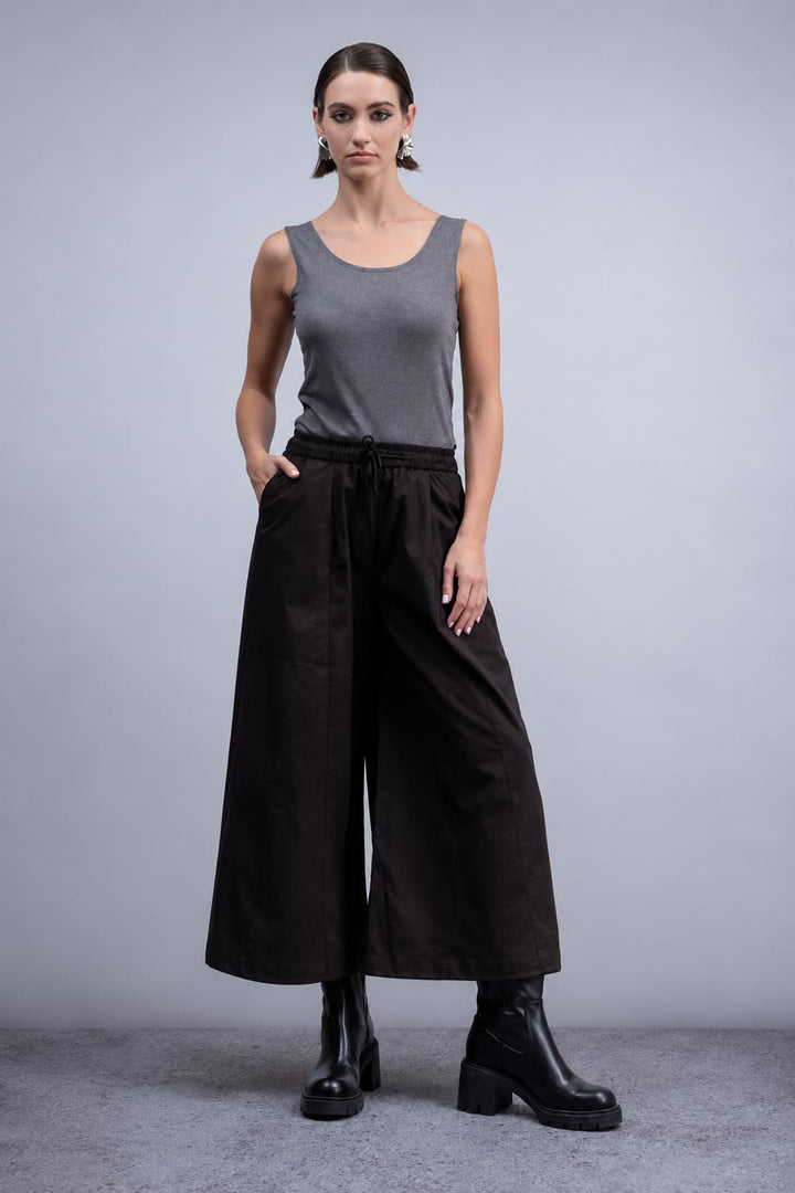 Vue de face pantalon large Haako pour femme bleu avec poches distinctives - Valérie Simon
