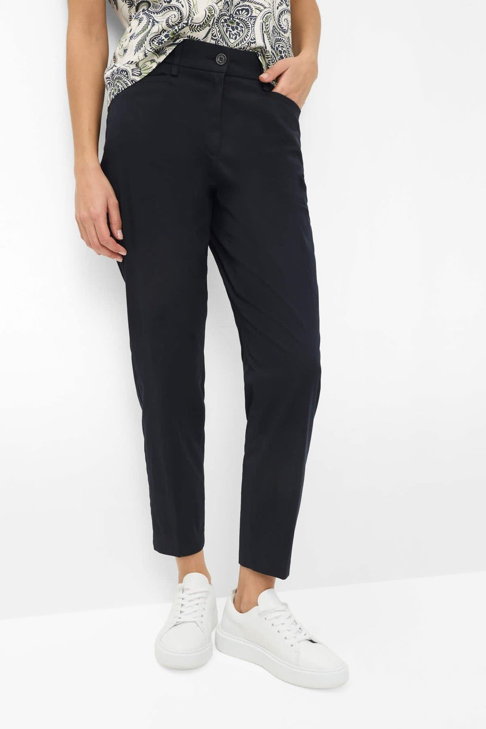 Side view of Brax women's beige chinos with slant pockets - Valérie Simon