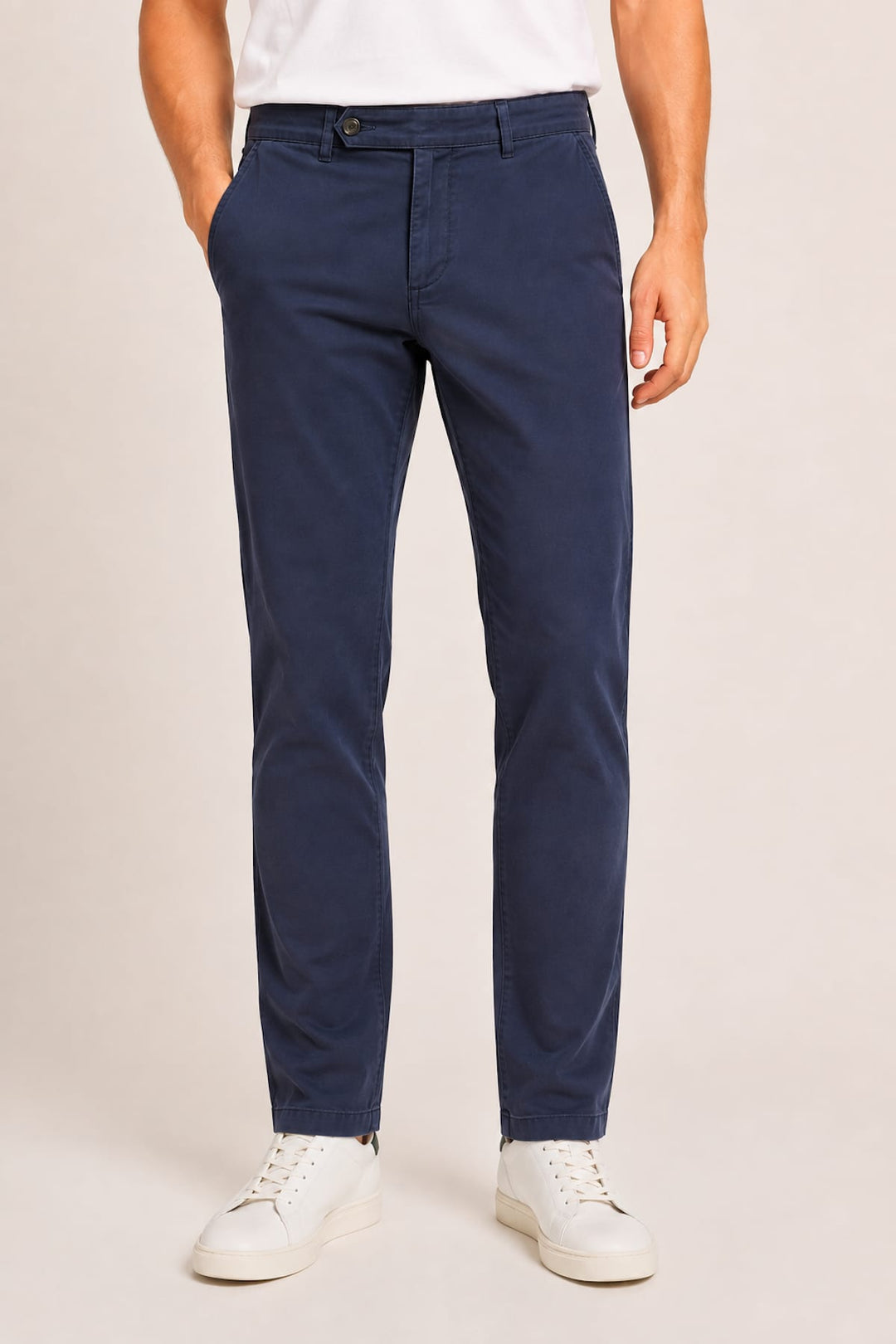 Vue de face pantalon chino Meyer pour homme beige avec poches visibles - Valérie Simon