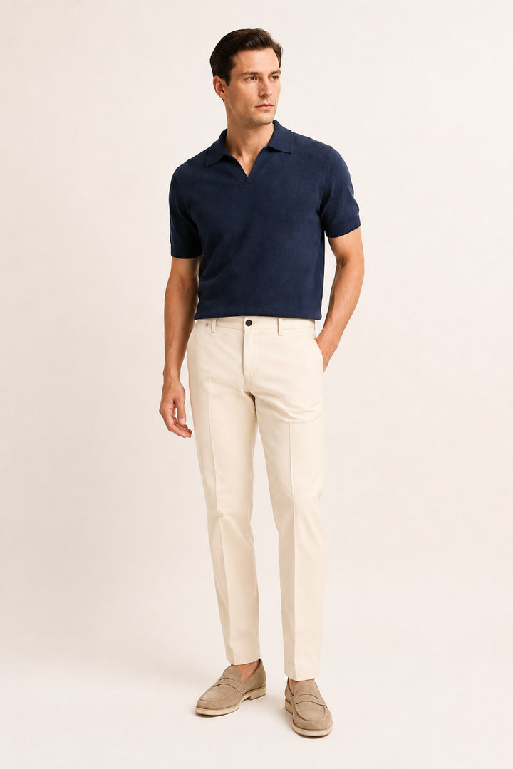 Vue de côté pantalon chino Masons pour homme noir avec ceinture tressée - Valérie Simon