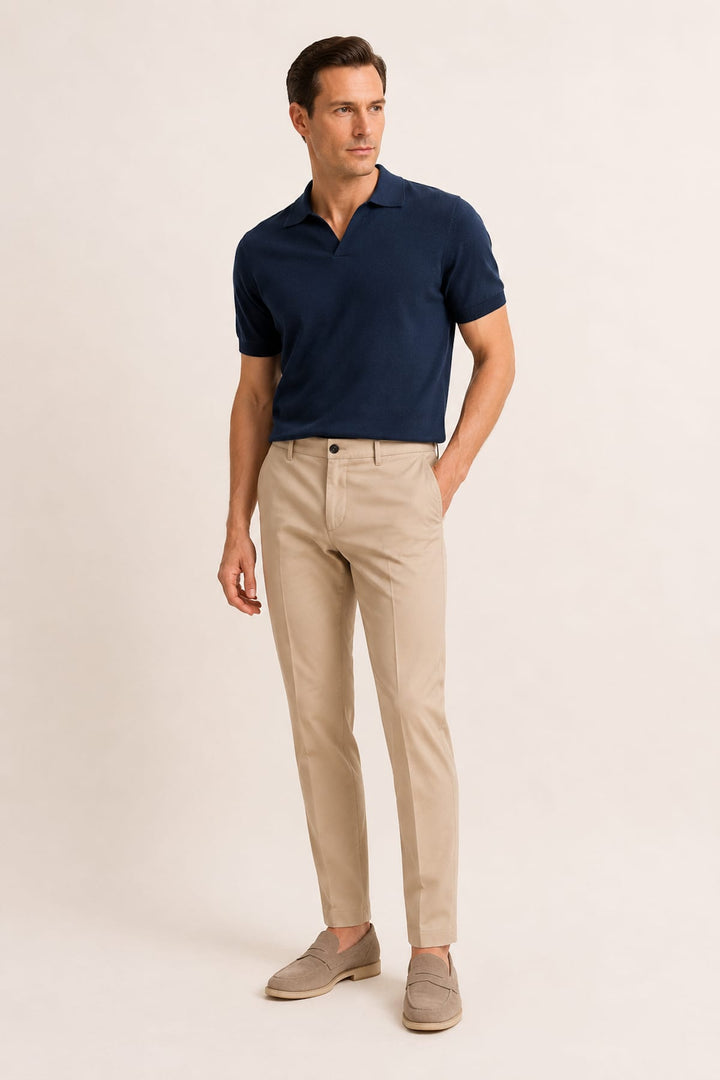 Vue de côté pantalon chino gris Masons pour homme avec logo visible - Valérie Simon