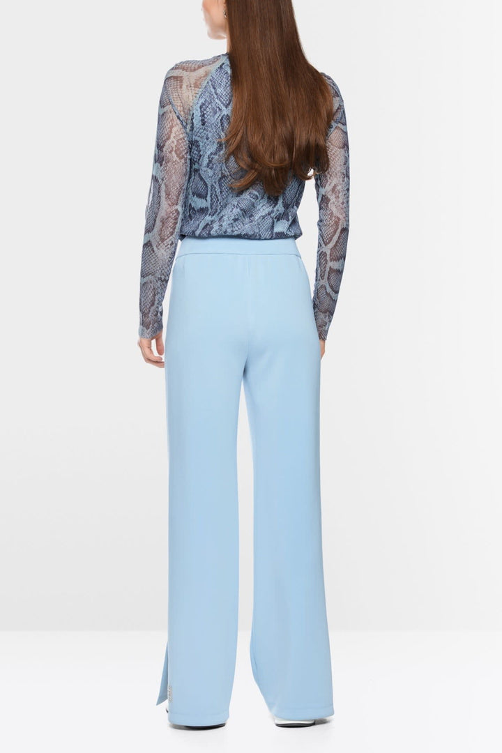 Vue de côté pantalon de jogging Wedi Marc Cain beige avec détails côtelés - Valérie Simon