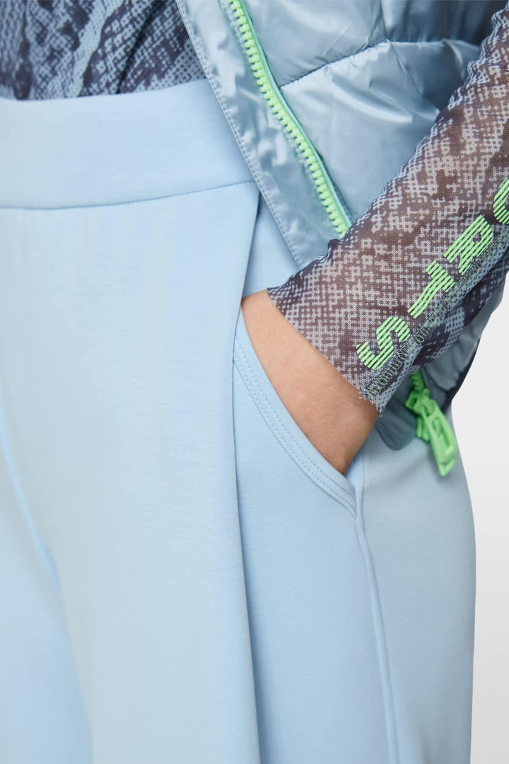 Vue de côté pantalon de jogging Wedi Marc Cain femme vert avec logo Valérie Simon