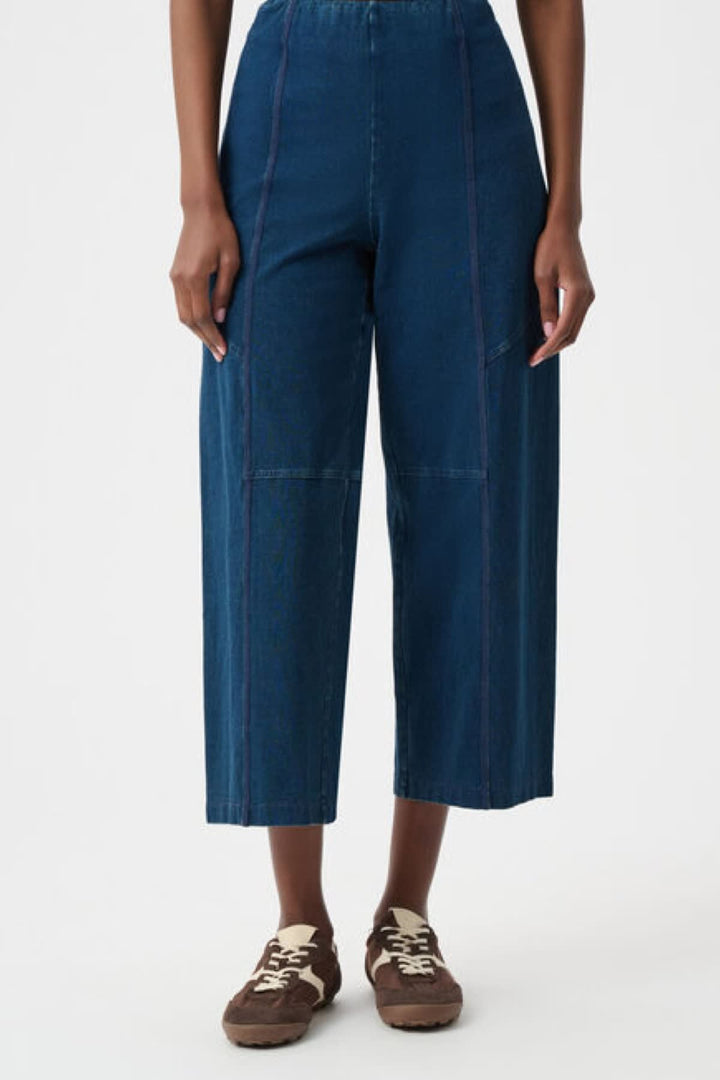 Vue latérale pantalon large écourté Joseph Ribkoff noir avec ourlets distinctifs - Valérie Simon