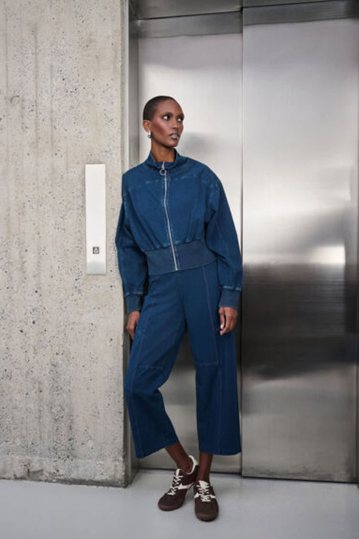 Vue de face pantalon jambe large Joseph Ribkoff noir avec ourlets coupés - Valérie Simon