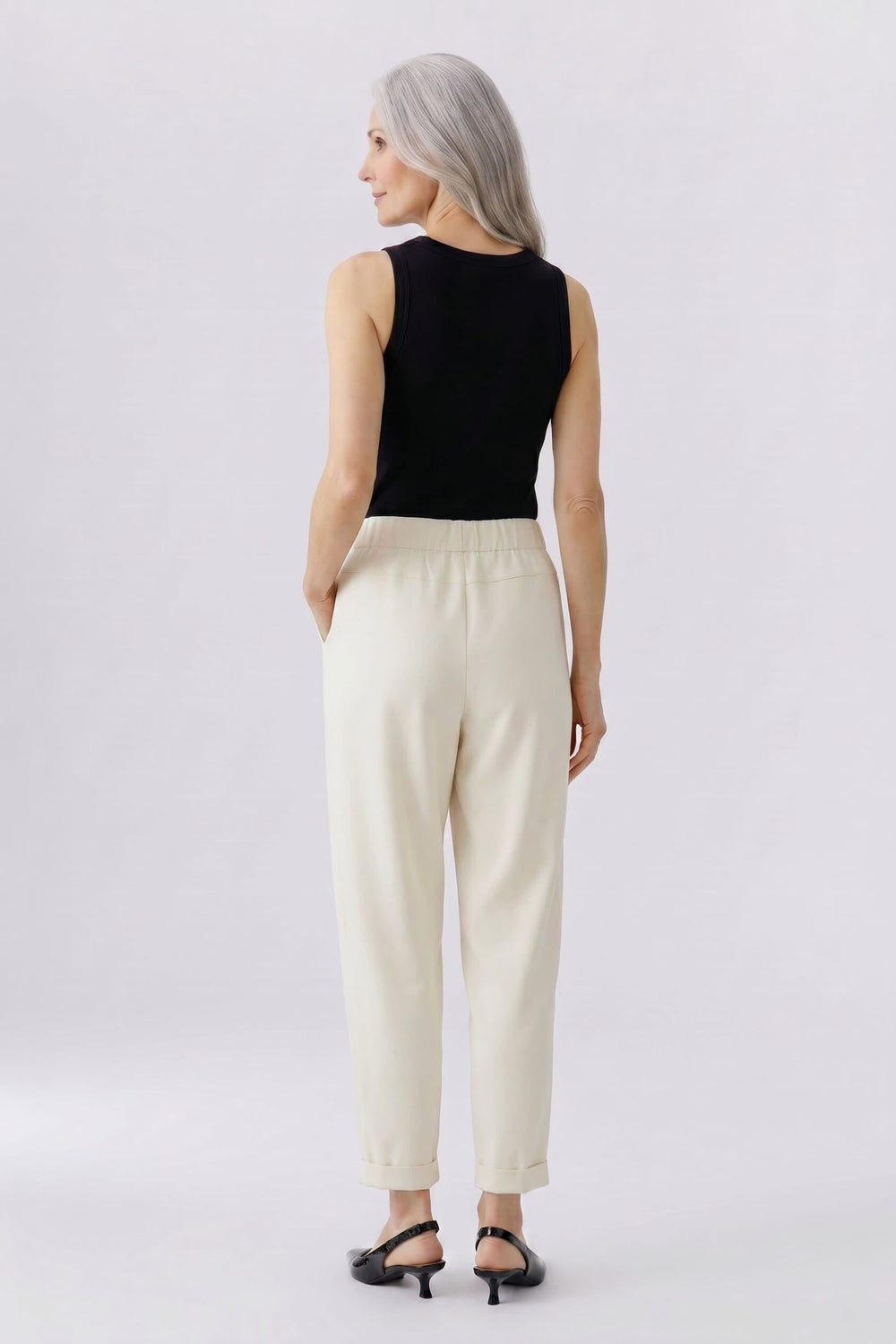 Rear view of chic women's jogging pants Oui in black with elasticated pockets - Valérie Simon