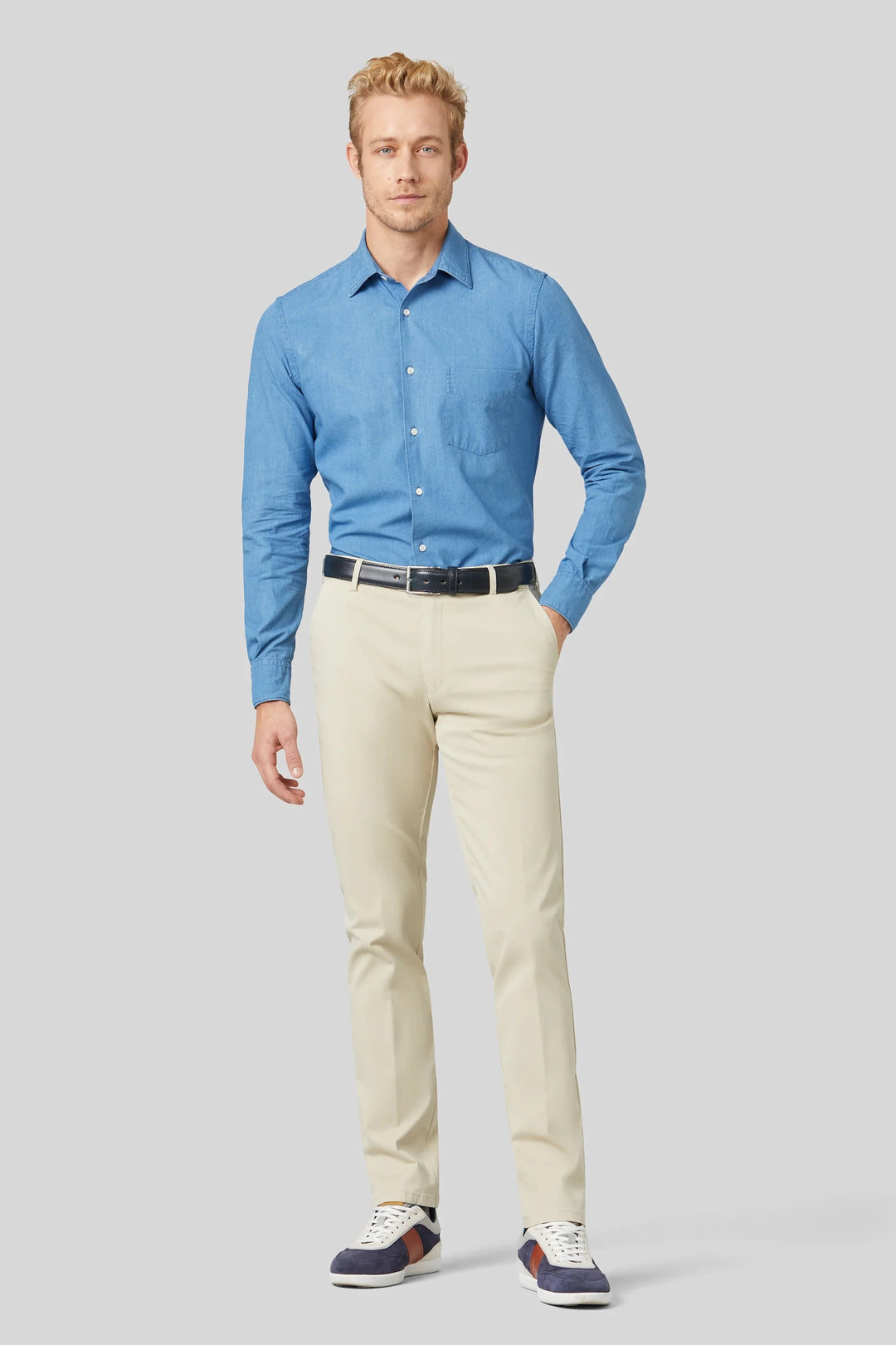 Side view of the Meyer Oslo stretch chino pants for men in blue with a brown leather belt - Valérie Simon