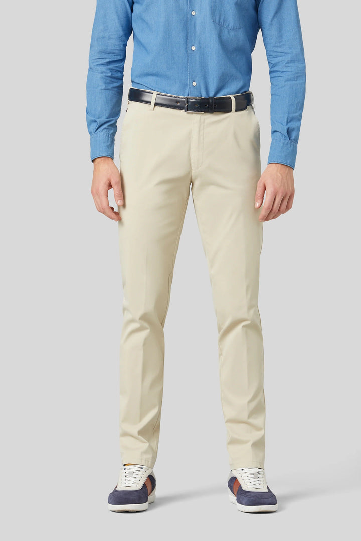Side view of the Oslo Meyer stretch blazer for men in beige with tailored details - Valérie Simon