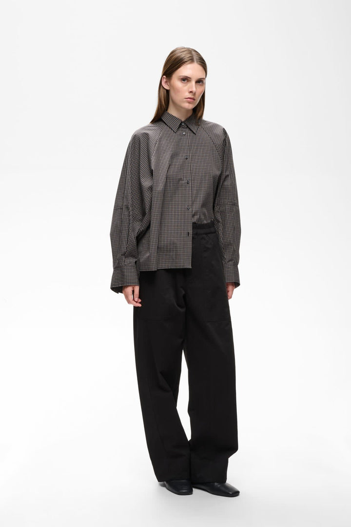Side view Haiko dress pants Inwear taupe with pocket and elastic belt for women - Valérie Simon
