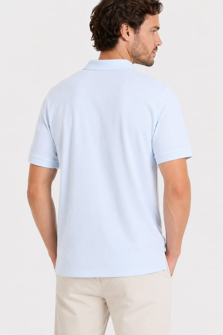 Vue latérale polo à demi-glissière Fradi pour homme gris clair avec détail de texture - Valérie Simon