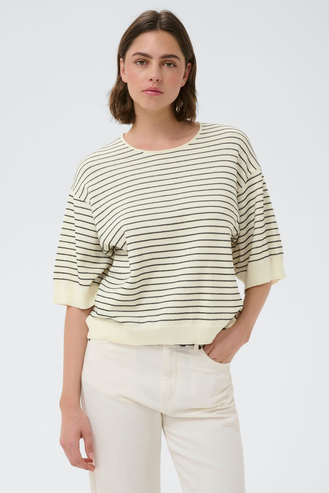 Vue de face pull rayé DANAIW Inwear pour femme, blanc et noir, manches longues, col rond - Valérie Simon