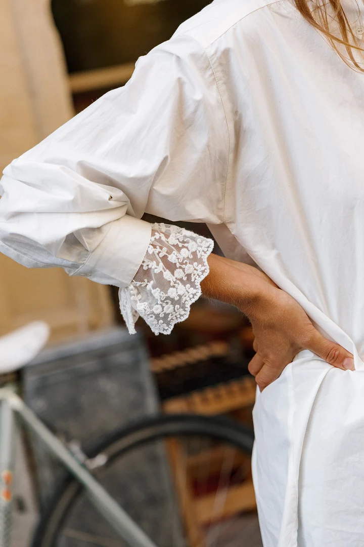 Chemise longue à poignets en dentelle