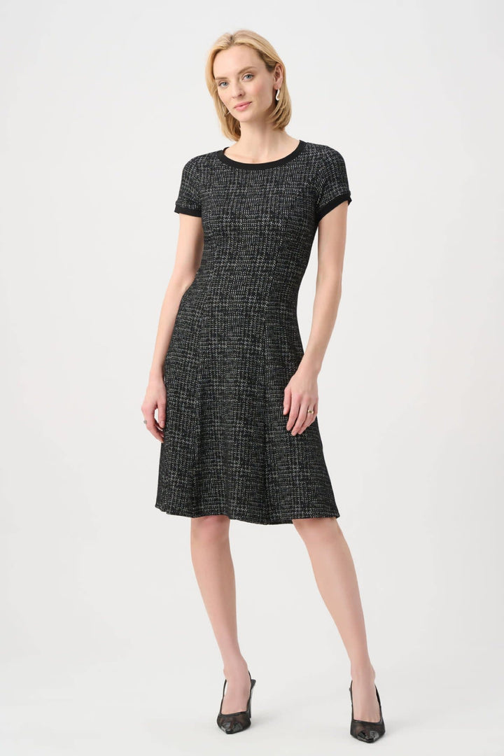Vue avant robe texturée Joseph Ribkoff noire avec détails distinctifs pour femme - Valérie Simon