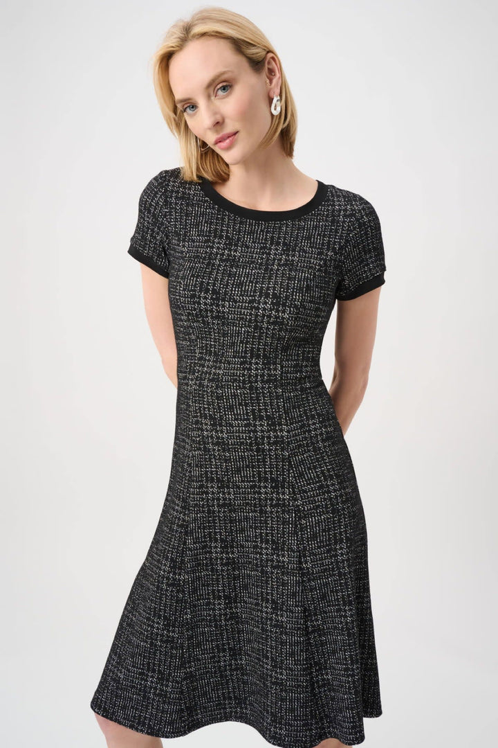 Vue de face robe courte texturée noire Joseph Ribkoff pour femme - Valérie Simon