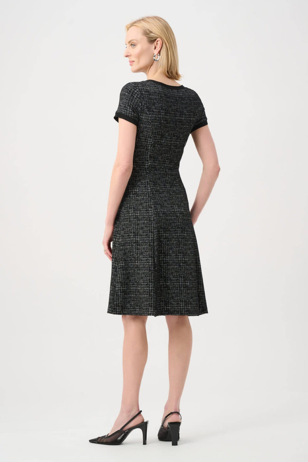 Vue de face robe texturée Joseph Ribkoff pour femme noire - Valérie Simon