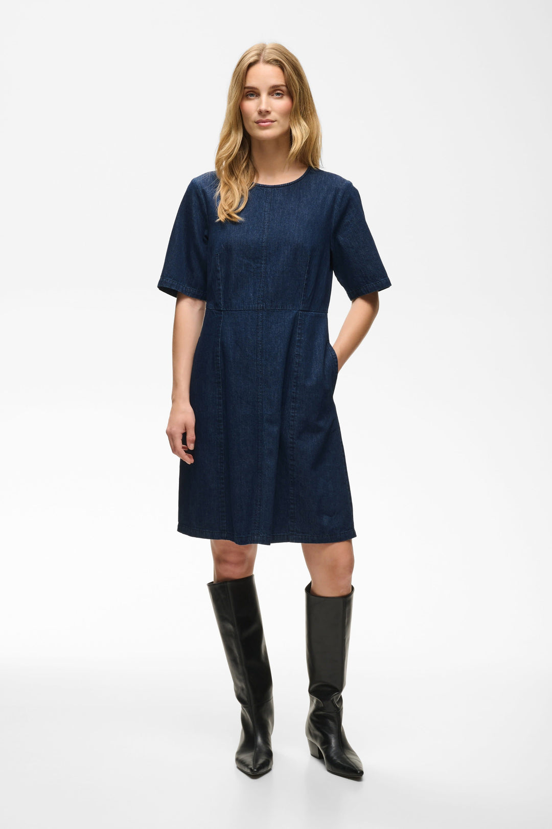 Robe courte en denim bleue vue de face pour femme Part Two