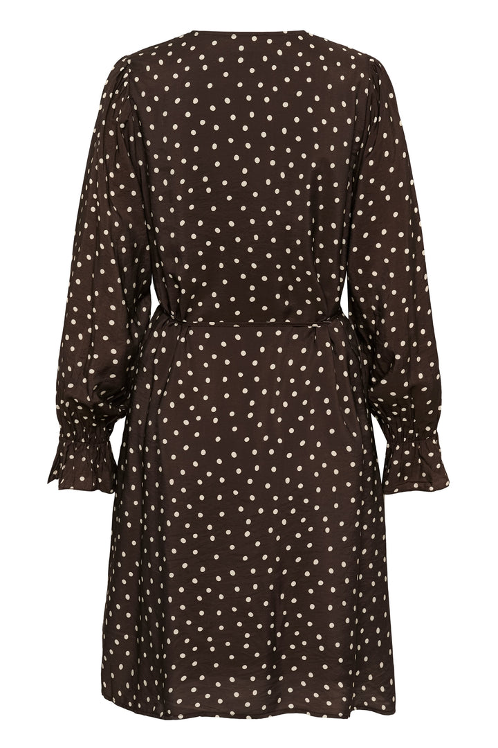 Vue de face robe courte à pois Kaffe pour femme noire avec ceinture nouée - Valérie Simon
