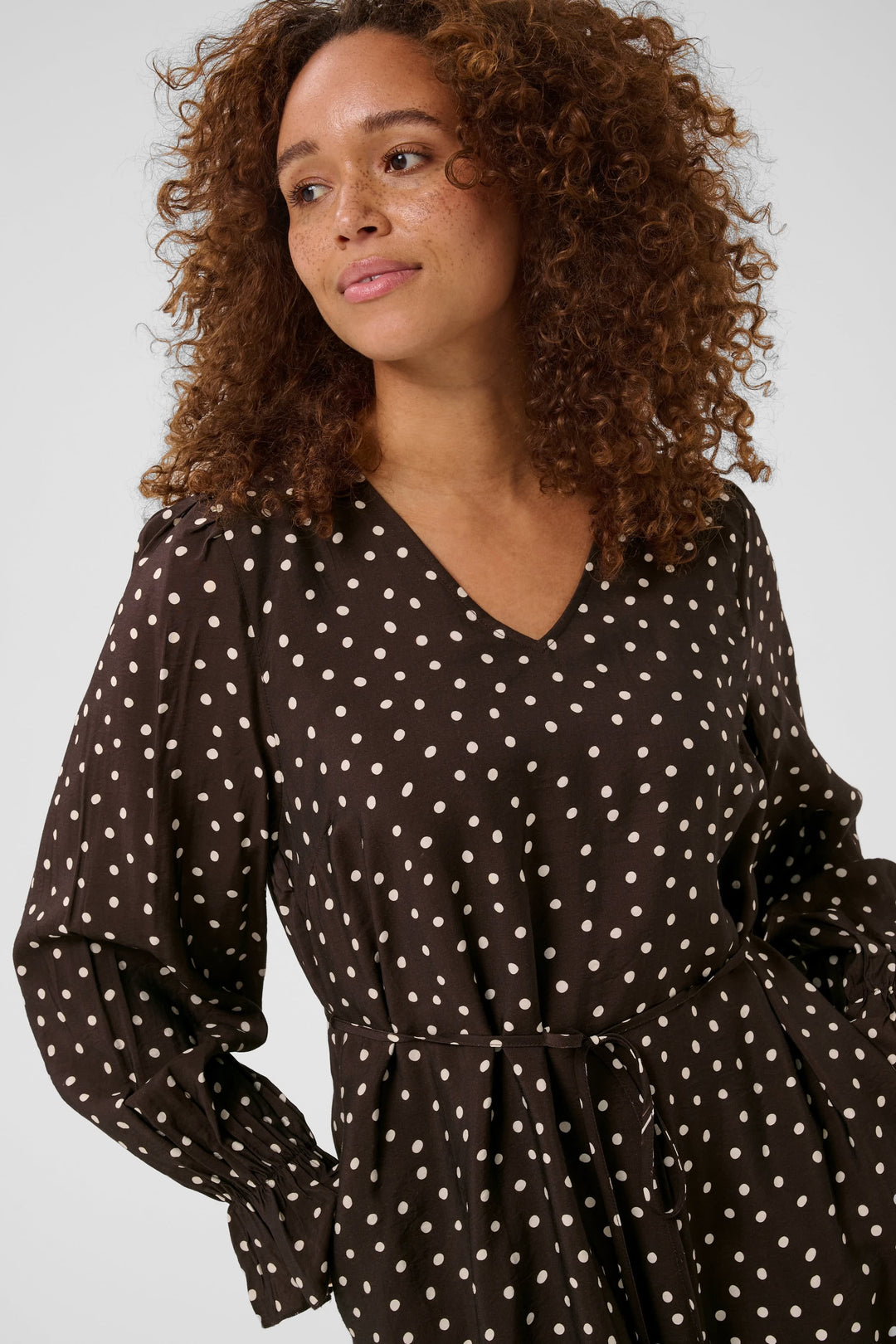 Robe à pois noire vue de côté avec manches bouffantes Kaffe pour femme - Valérie Simon