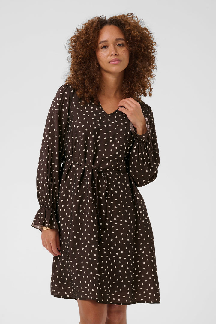 Vue de face robe courte à pois pour femme de Kaffe en noir et blanc - Valérie Simon