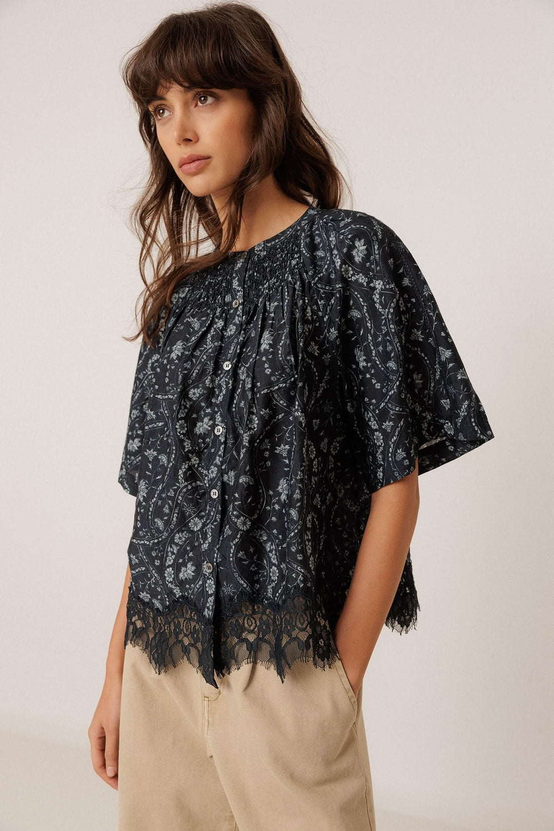 Blouse imprimée à finition en dentelle