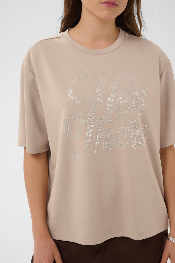 Vue de face T-shirt blanc inscription perlée Kaffe pour femme - Valérie Simon
