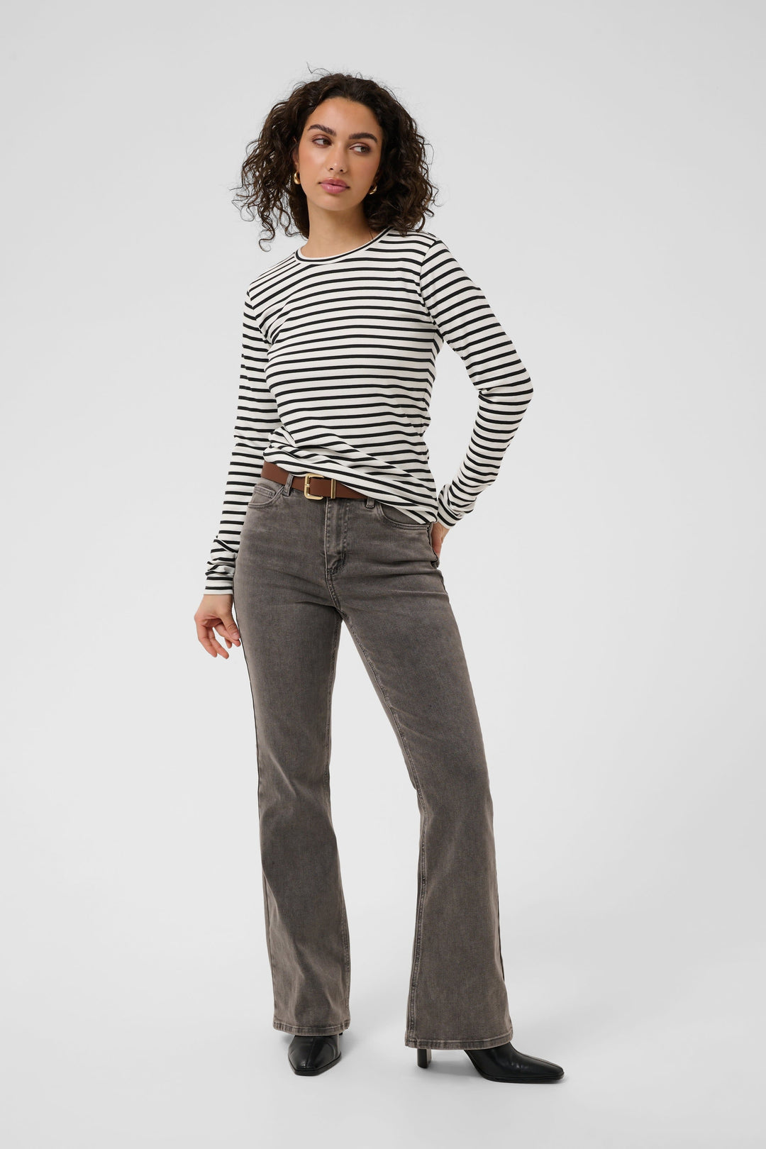 Side view of the Kaffe black-and-white long-sleeved striped T-shirt for women - Valérie Simon
