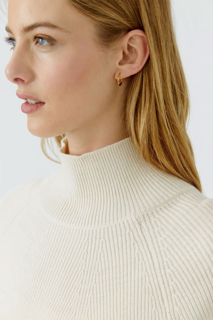 Tricot à col montant style raglan vue de face pour femme Oui