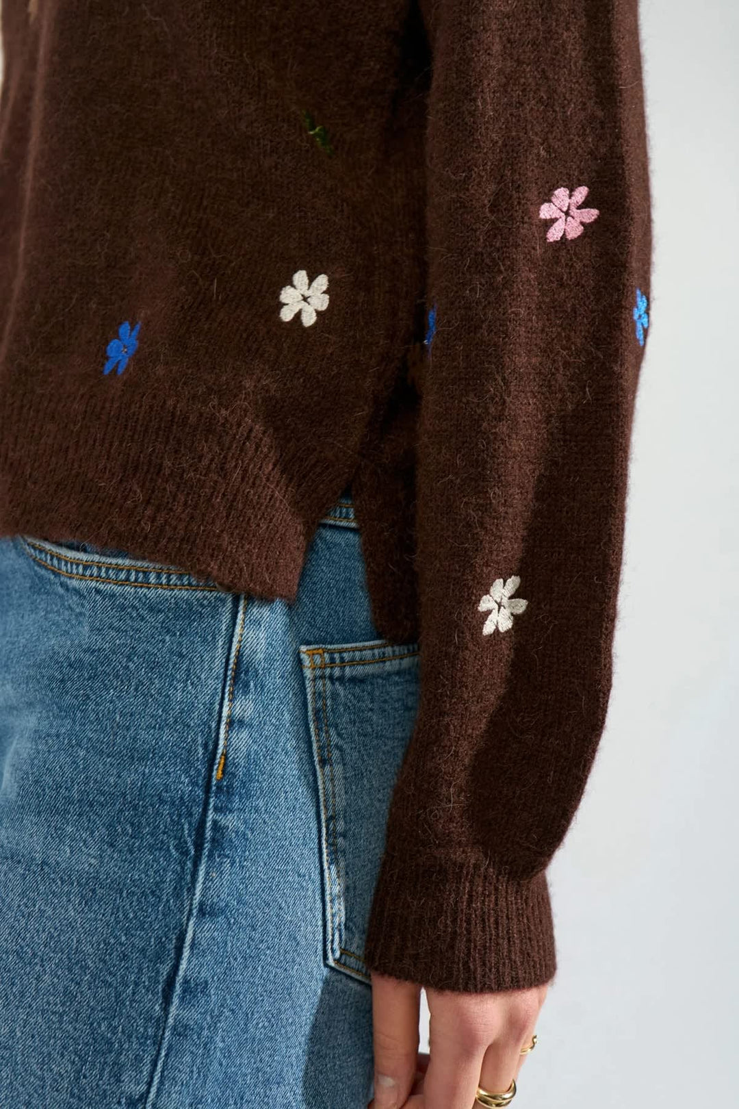 Tricot à fleurs brodées vue de face pour femme Numph