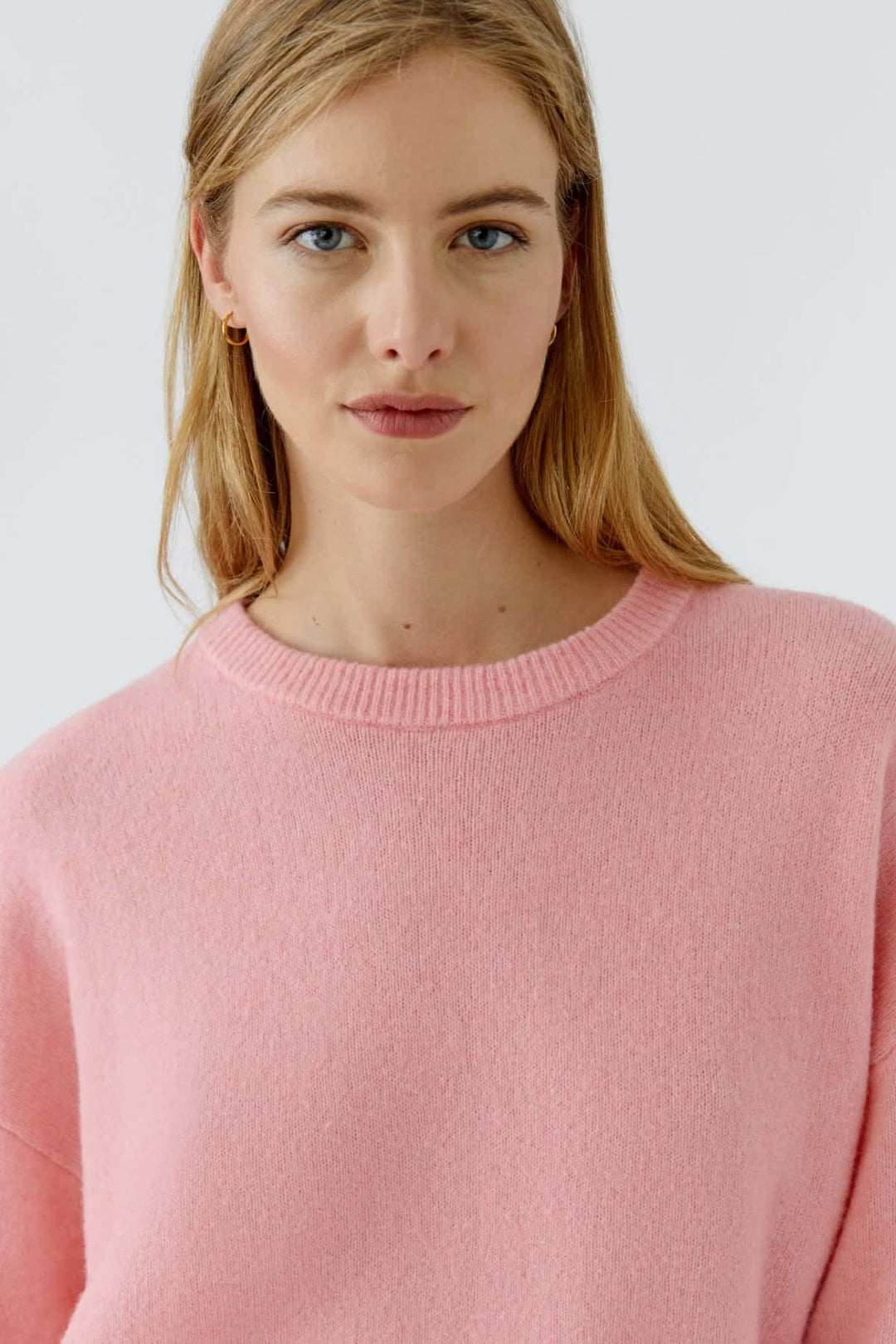 Tricot doux à épaules tombantes vue de face pour femme Oui
