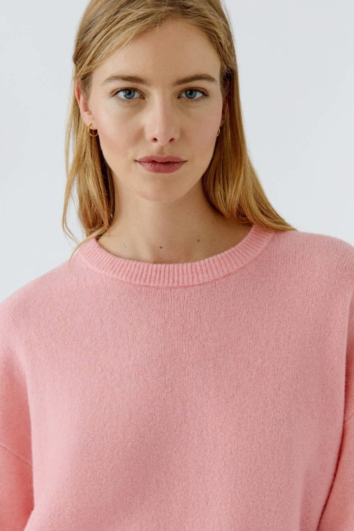 Tricot doux à épaules tombantes vue de face pour femme Oui