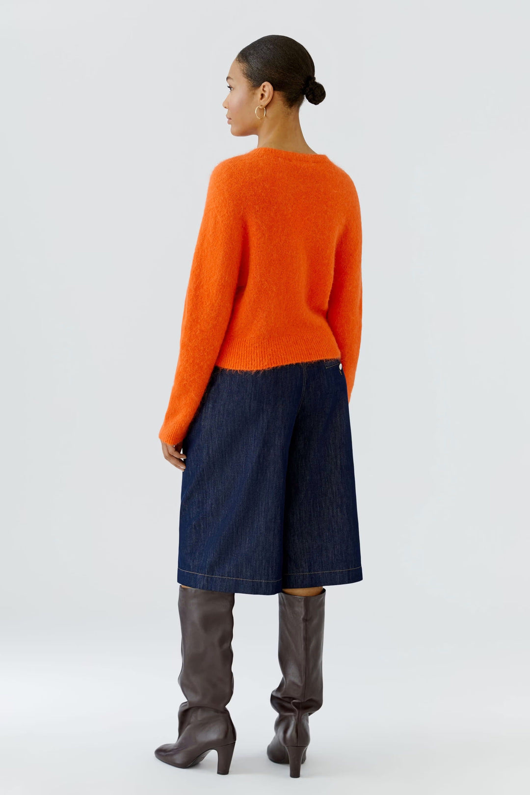 Front view of the women’s grey fluffy knit sweater with crew neck by Oui - Valérie Simon