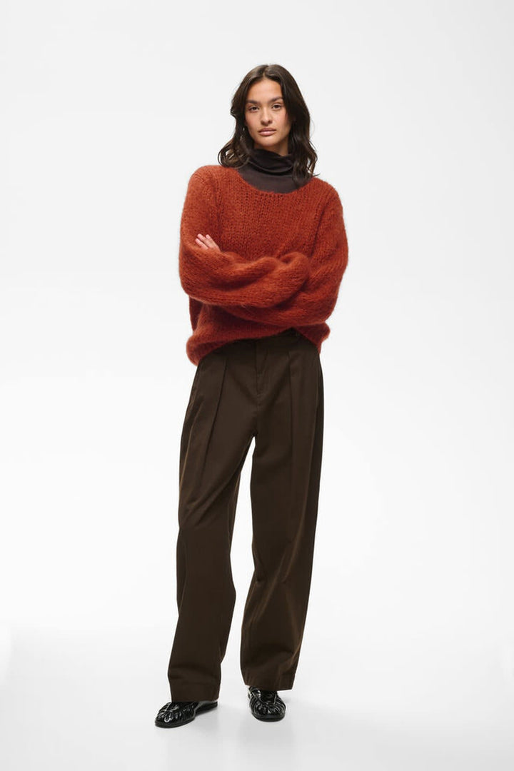 Side view of the fluffy knit Inwear for women in brown, label detail - Valérie Simon