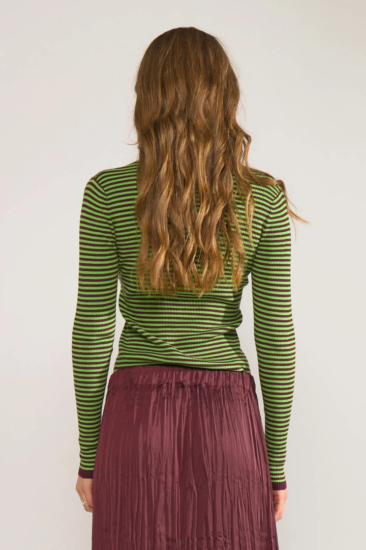 Front view of Numph women&