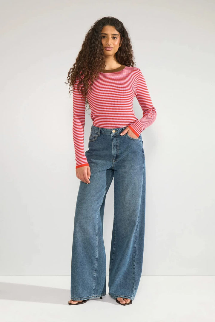 Front view of Numph women&