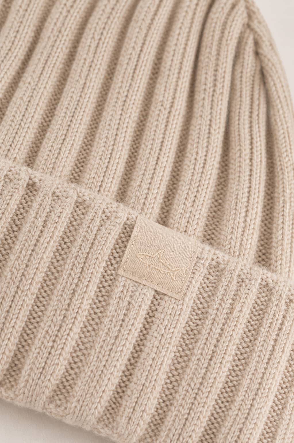 Vue détaillée tuque côtelée Paul and Shark pour homme bleue avec logo sur le devant - Valérie Simon
