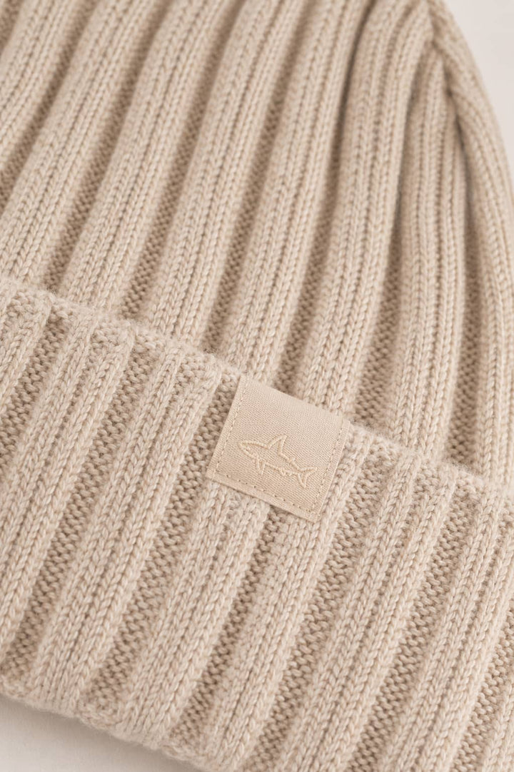 Vue détaillée tuque côtelée Paul and Shark pour homme bleue avec logo sur le devant - Valérie Simon