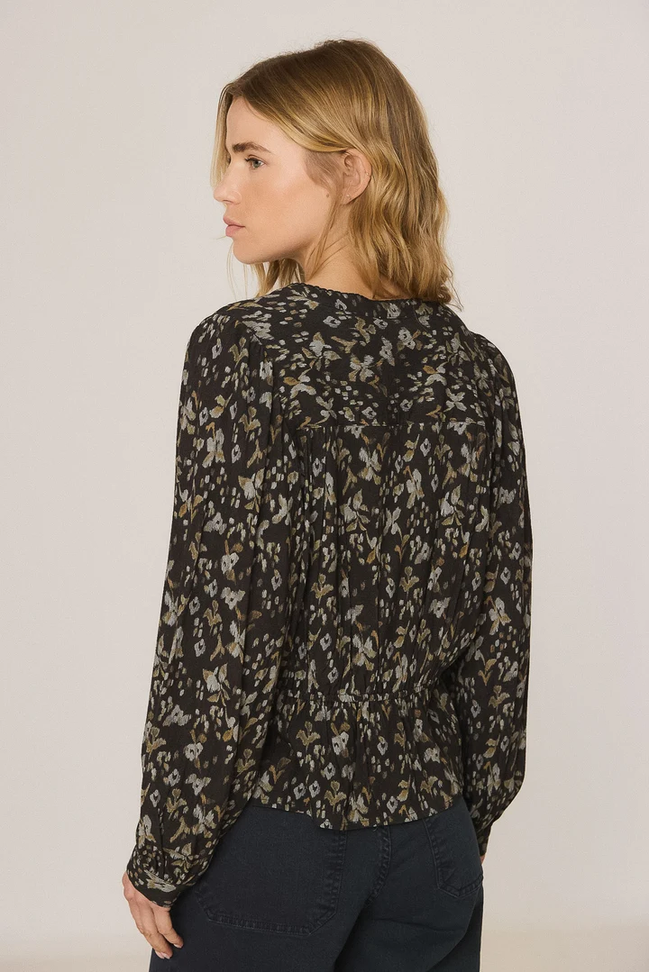 Blouse fleurie à encolure en V