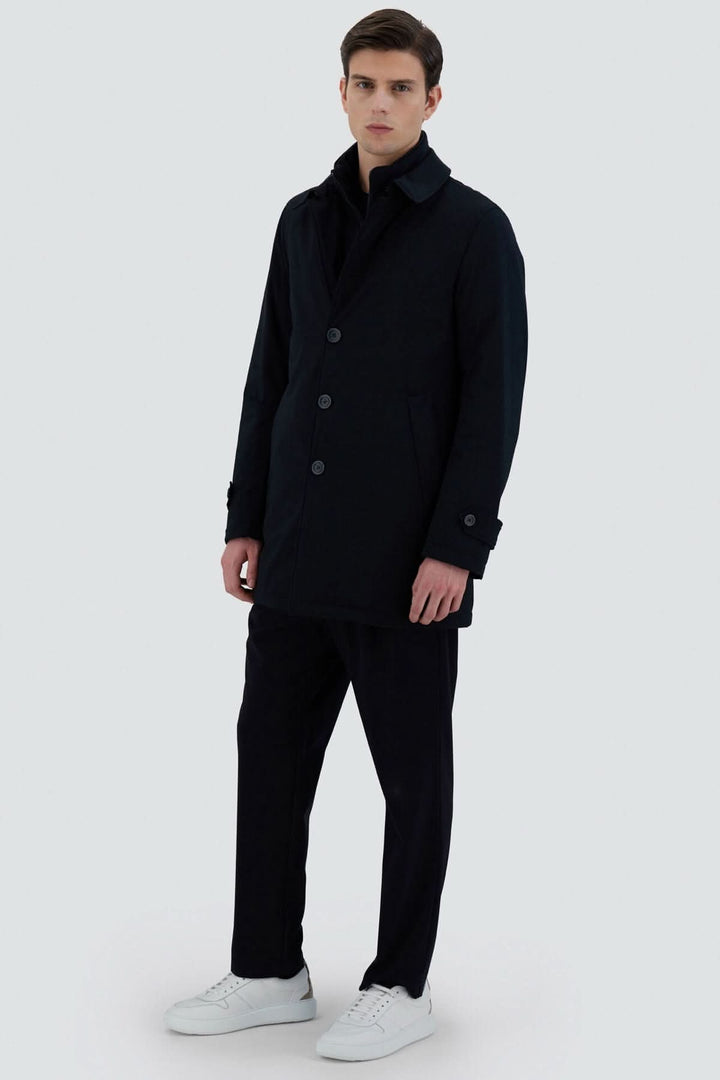 Homme portant un trench coat style washington, coupe régulière, en tissu extensible et résistant à l&