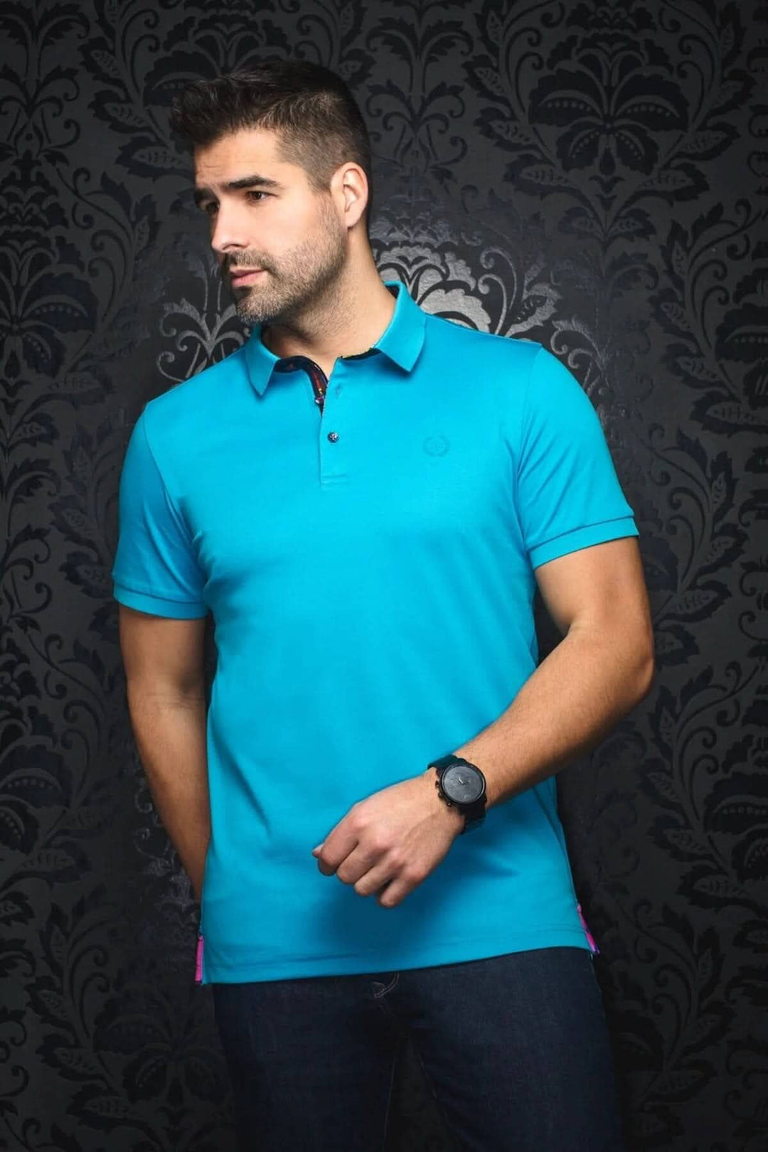 Homme en polo bleu vif avec col contrastant, affichant une allure élégante et décontractée.