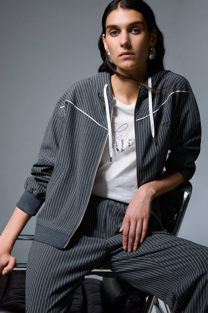 Veste à capuchon à fines rayures vue de face pour femme liujo