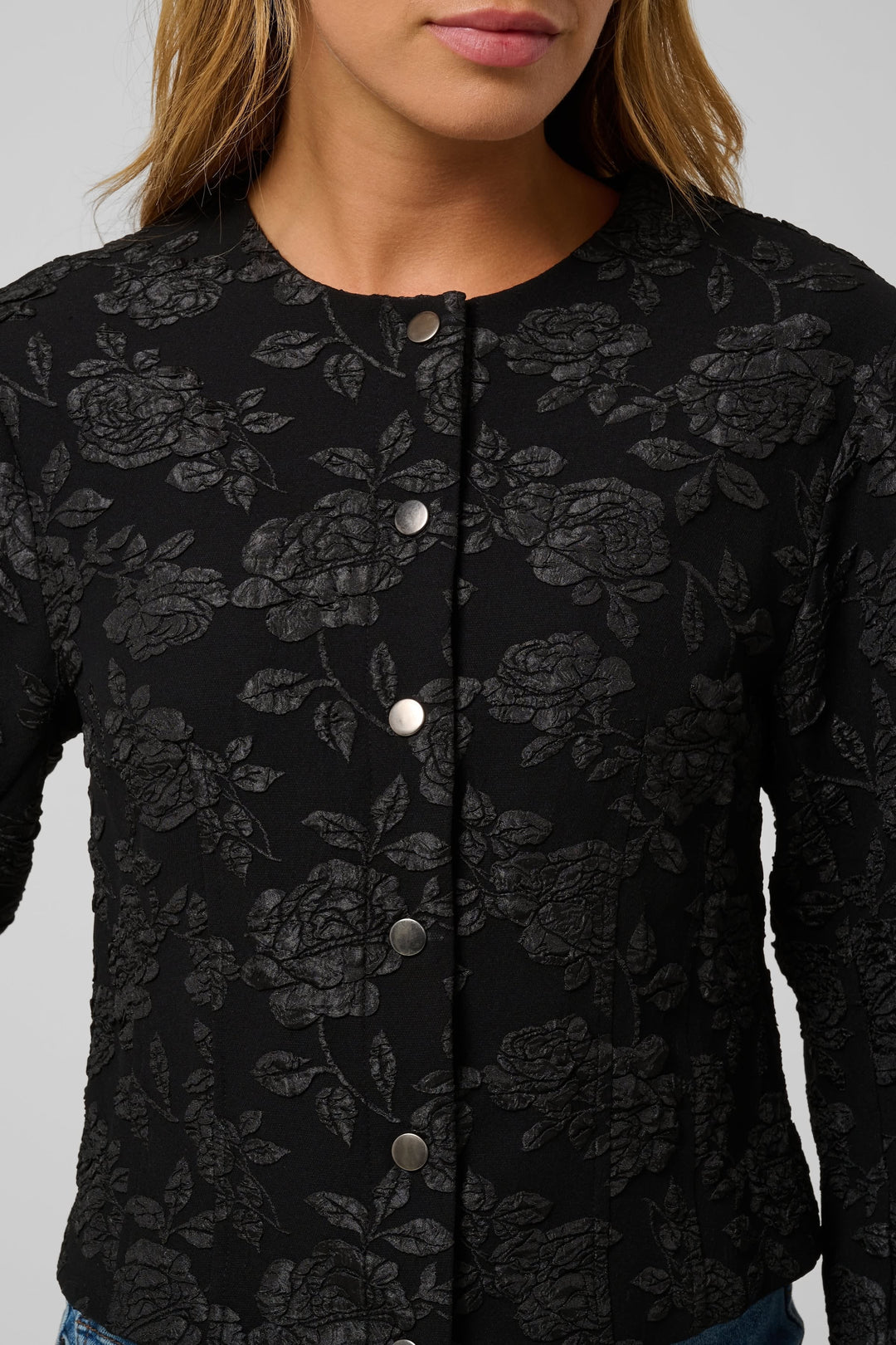 Veste courte à motif floral texturé vue de face pour femme Kaffe