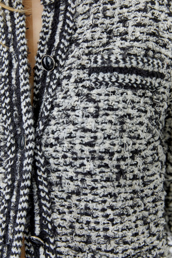 Front view of a long-sleeved tweed jacket Oui for women in beige with gold buttons - Valérie Simon