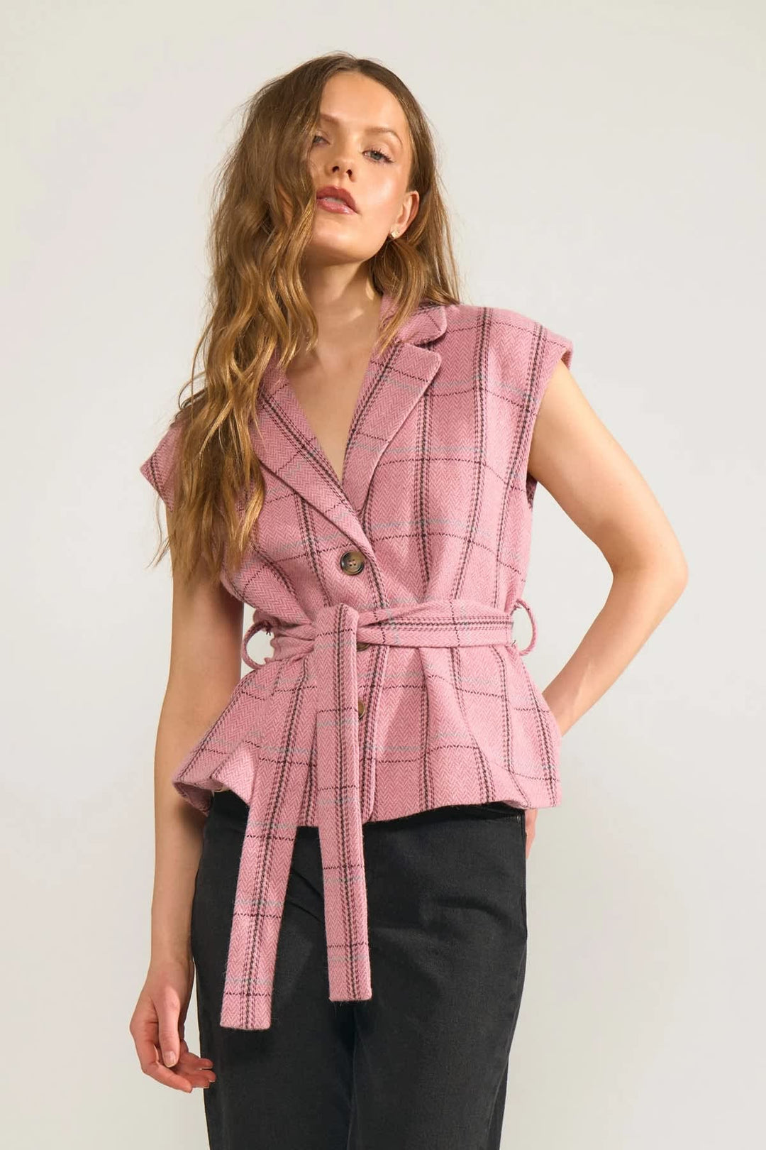 Veste sans manches à carreaux avec ceinture vue de face pour femme Numph