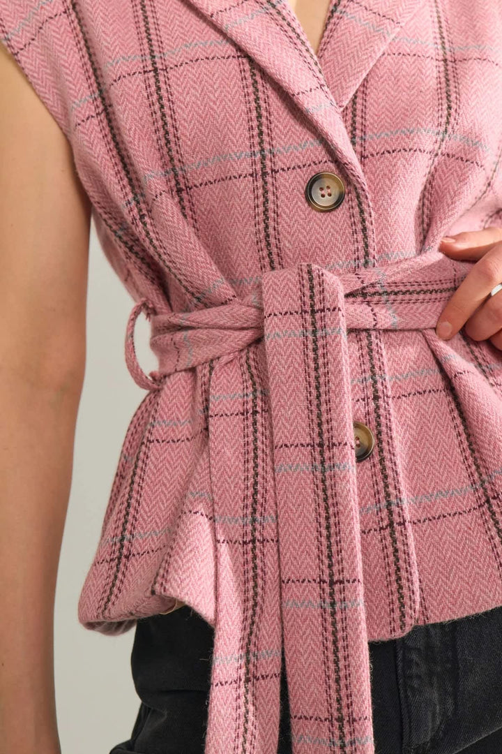 Veste sans manches à carreaux avec ceinture vue de face pour femme Numph