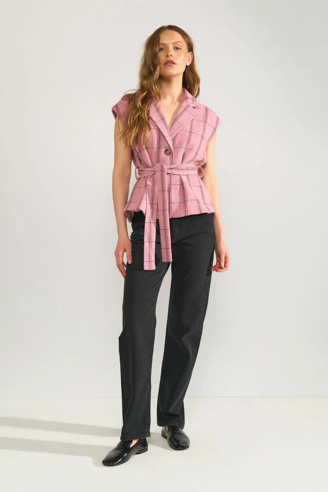 Veste sans manches à carreaux avec ceinture vue de face pour femme Numph