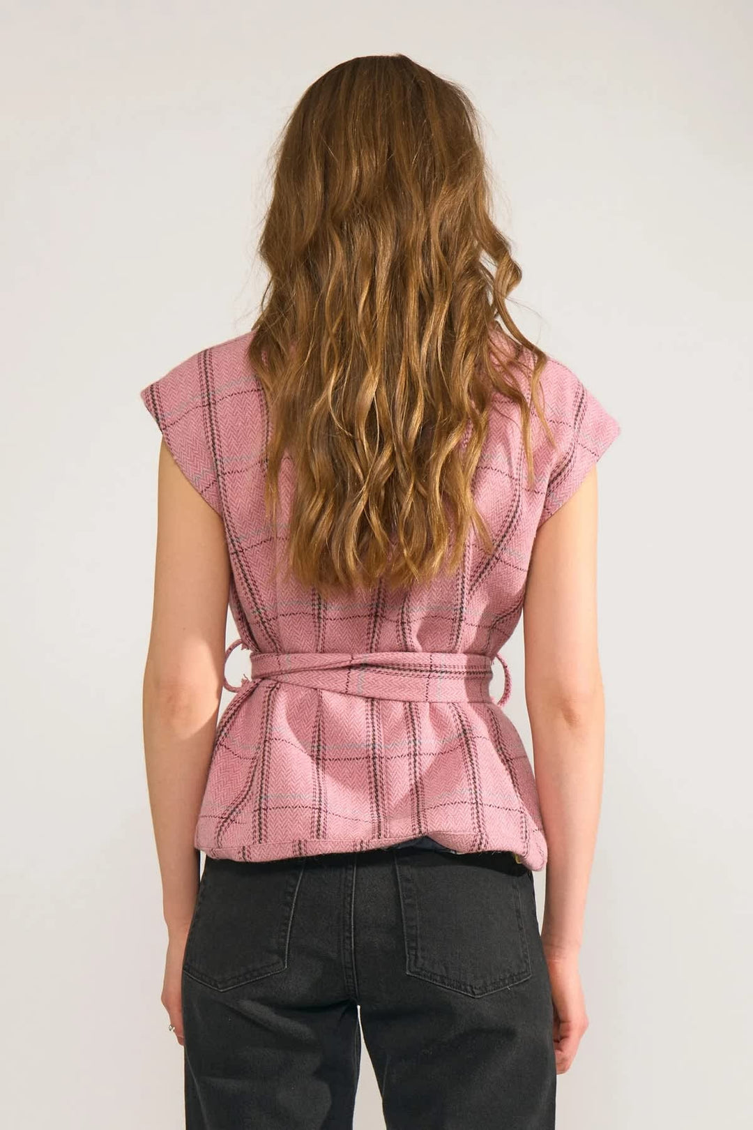 Veste sans manches à carreaux avec ceinture vue de face pour femme Numph