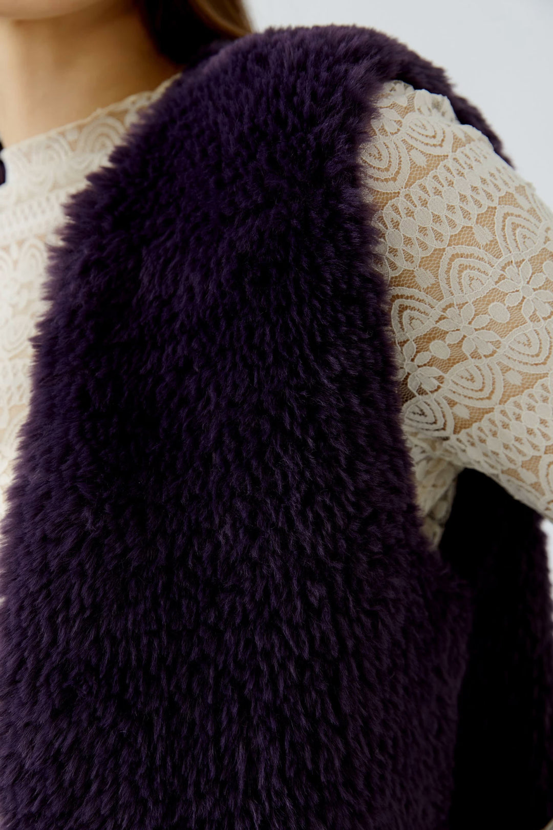 Front view of the beige faux fur-effect sleeveless jacket Oui for women - Valérie Simon