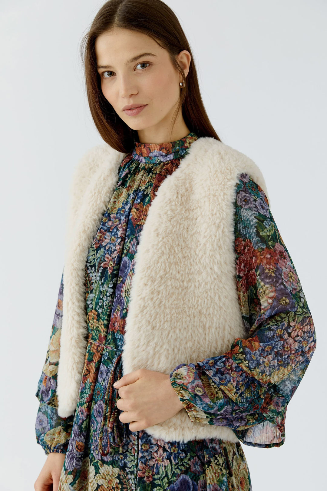 Front view of the beige faux fur-effect sleeveless jacket with original closures Oui for women - Valérie Simon