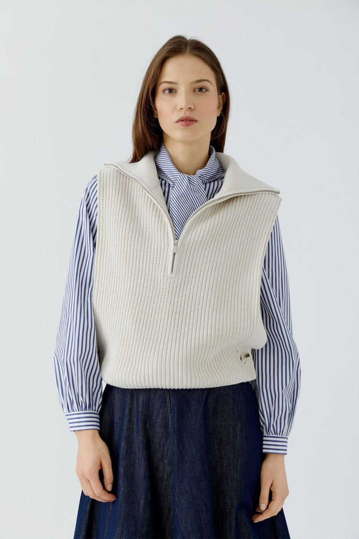 Front view of beige ribbed knit sleeveless jacket Oui for women with buttons - Valérie Simon