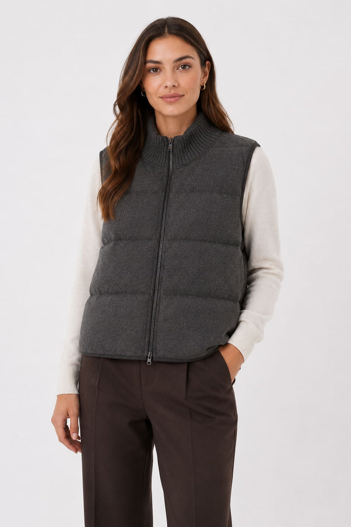 Vue de face veste sans manches Repeat Cashmere pour femme beige à col montant - Valérie Simon
